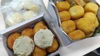 Combro Bu Aminah di Jatinegara selalu jadi pilihan untuk pesanan banyak. Namun, bisa juga pesan per buah dengan harga sekitar Rp 3.500. Foto: Google Review/Fachri Reza