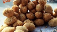 Combro di gerobak bernama Combro - Misro Mas Halim, Duren Sawit ini harganya cuma Rp 1.000. Ukurannya besar dengan isian oncom yang royal.  Foto: Google Review/Alim Achmad Achmad