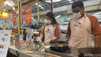 Tekstur adonannya benar-benar lembut. Rasanya tak begitu manis, ada sensasi segar dari buah stroberi aslinya yang dijadikan topping. Foto: detikFood/Yenny Mustika Sari