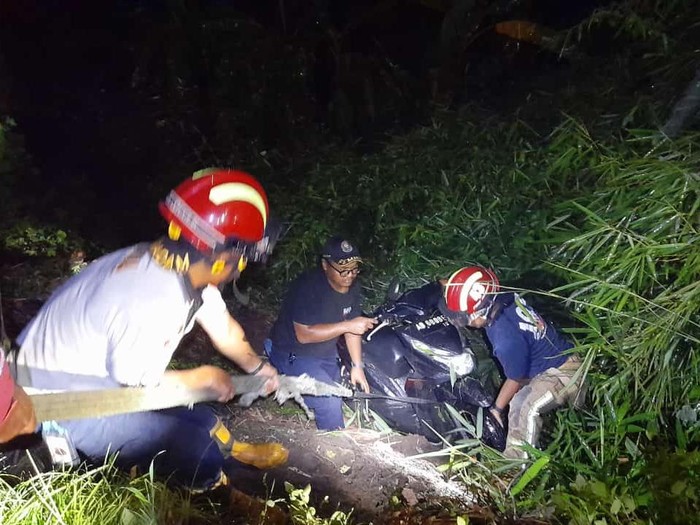 Damkar Klaten evakuasi motor masuksungai di jalan Bendogantungan-Nglinggi, Desa Nglinggi, Kecamatan Klaten Selatan, Minggu (15/12/2024) malam.