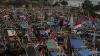 Gelombang tinggi yang terjadi di perairan Banten sejak beberapa hari terakhir menyebabkan sejumlah bangunan di kawasan pesisir rusak, menumpuknya sampah akibat terbawa gelombang, serta nelayan tidak dapat melaut untuk sementara waktu.  