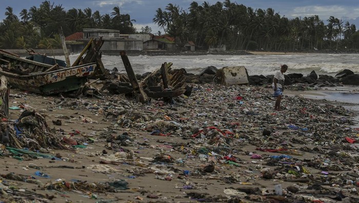 Dampak gelombang tinggi di perairan Banten Warga berjalan di tumpukan sampah yang terbawa gelombang tinggi di Desa Teluk, Labuan, Kabupaten Pandeglang, Banten, Senin (16/12/2024). Gelombang tinggi yang terjadi di perairan Banten sejak beberapa hari terakhir menyebabkan sejumlah bangunan di kawasan pesisir rusak, menumpuknya sampah akibat terbawa gelombang, serta nelayan tidak dapat melaut untuk sementara waktu. ANTARA FOTO/Angga Budhiyanto/Spt.