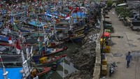 Sejumlah kapal nelayan yang tidak melaut bersandar di Sungai Cipunten Agung, Kabupaten Pandeglang, Banten, Senin (16/12/2024).  
