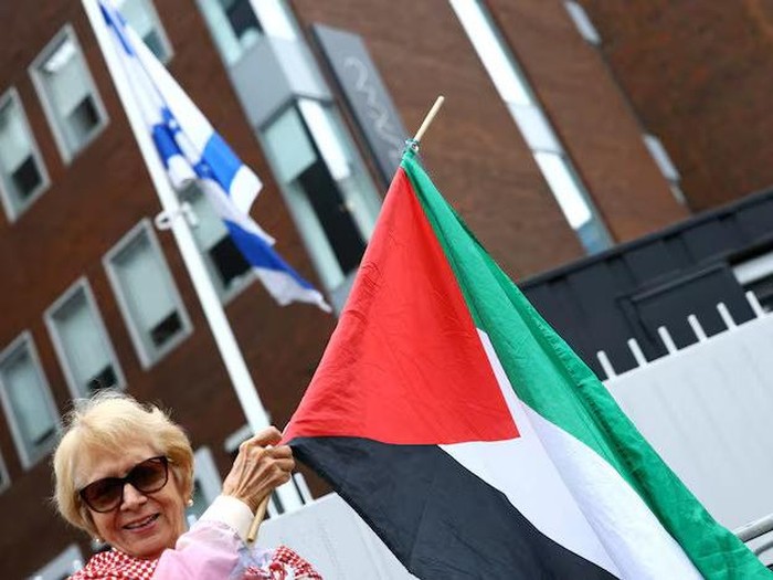 A demonstrator in support of Palestinians holds the Palestinian flag outside the Israeli embassy after Ireland has announced it will recognise a Palestinian state, in Dublin, Ireland, May 22, 2024. REUTERS/Molly Darlington/File Photo Purchase Licensing Rights