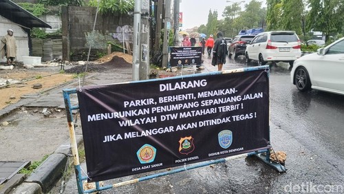 Banner yang dipasang di sekitar kawasan Pelabuhan Sanur, Jalan Matahari Terbit, Sanur, Senin (16/12/2024). (Ni Made Lastri Karsiani Putri/detikBali)
