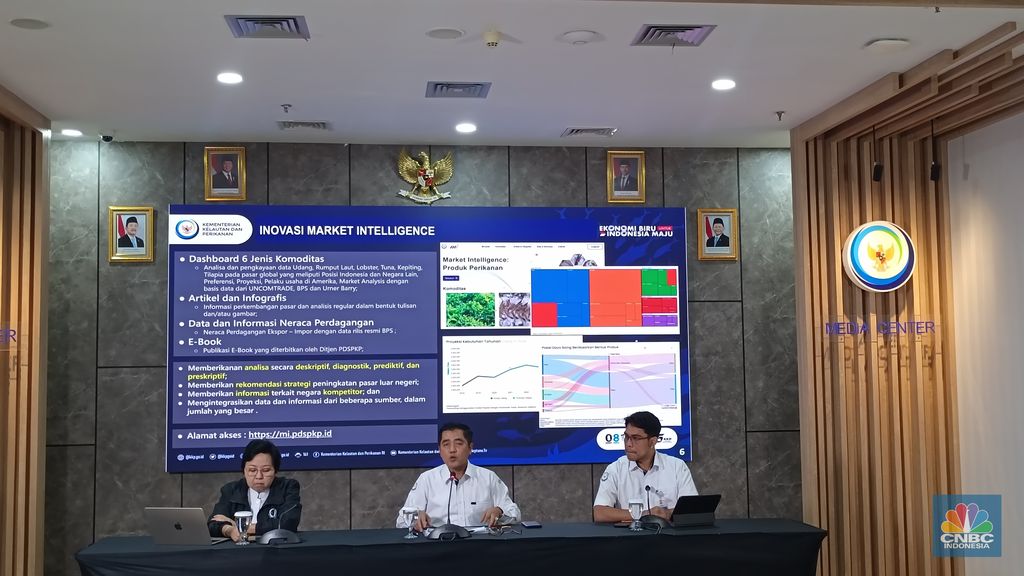 Dirjen PDSPKP KKP, Budi Sulistyo bersama Kepala BPPMHKP, Ishartini dalam Konferensi Pers di kantor KKP, Senin (16/12/2024). (CNBC Indonesia/Martyasari Rizky)