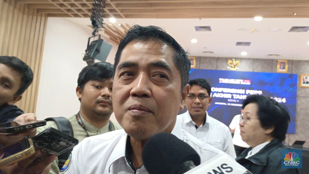 Dirjen PDSPKP KKP, Budi Sulistyo bersama Kepala BPPMHKP, Ishartini dalam Konferensi Pers di kantor KKP, Senin (16/12/2024). (CNBC Indonesia/Martyasari Rizky)