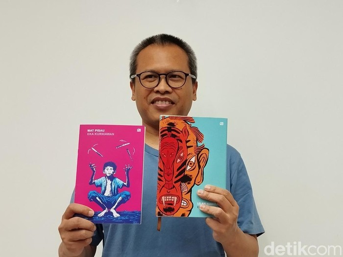 Eka Kurniawan saat ngobrol soal perayaan 20 tahun Lelaki Harimau dan cerpen Mat Pisau di kantor Kompas Gramedia, Palmerah Barat, Jakarta Barat, Senin (16/12/2024). Eka Kurniawan saat ngobrol soal perayaan 20 tahun Lelaki Harimau dan cerpen Mat Pisau di kantor Kompas Gramedia, Palmerah Barat, Jakarta Barat, Senin (16/12/2024).