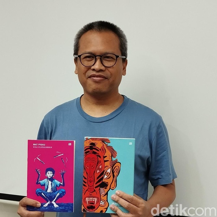 Eka Kurniawan saat ngobrol soal perayaan 20 tahun Lelaki Harimau dan cerpen Mat Pisau di kantor Kompas Gramedia, Palmerah Barat, Jakarta Barat, Senin (16/12/2024).