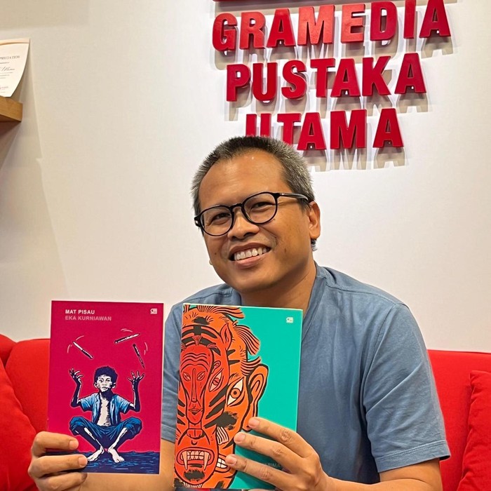 Eka Kurniawan saat ngobrol soal perayaan 20 tahun Lelaki Harimau dan cerpen Mat Pisau di kantor Kompas Gramedia, Palmerah Barat, Jakarta Barat, Senin (16/12/2024). Eka Kurniawan saat ngobrol soal perayaan 20 tahun Lelaki Harimau dan cerpen Mat Pisau di kantor Kompas Gramedia, Palmerah Barat, Jakarta Barat, Senin (16/12/2024).