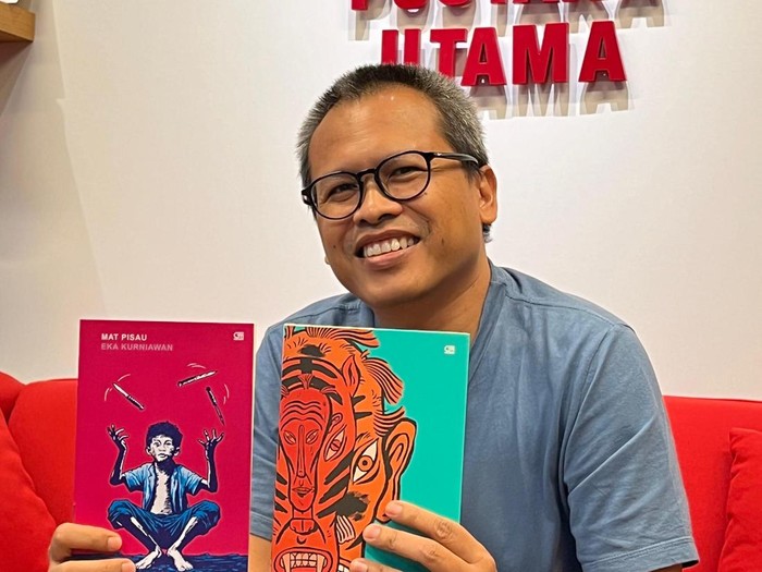 Eka Kurniawan saat ngobrol soal perayaan 20 tahun Lelaki Harimau dan cerpen Mat Pisau di kantor Kompas Gramedia, Palmerah Barat, Jakarta Barat, Senin (16/12/2024). Eka Kurniawan saat ngobrol soal perayaan 20 tahun Lelaki Harimau dan cerpen Mat Pisau di kantor Kompas Gramedia, Palmerah Barat, Jakarta Barat, Senin (16/12/2024).