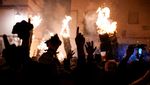 Uniknya Festival Pukul Sapu yang Menyala Api di Spanyol
