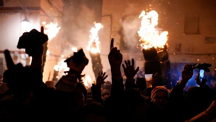 Festival Los Escobazos Penduduk Jarandilla de la Vera, Spanyol, merayakan festival Los Escobazos dengan api unggun menyala setiap tanggal 7 desember. Festival ini
