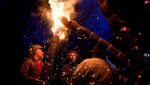 Uniknya Festival Pukul Sapu yang Menyala Api di Spanyol