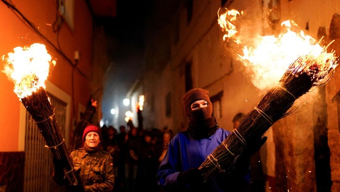 Penduduk Jarandilla de la Vera, Spanyol, merayakan festival Los Escobazos dengan api unggun menyala setiap tanggal 7 desember. Festival ini