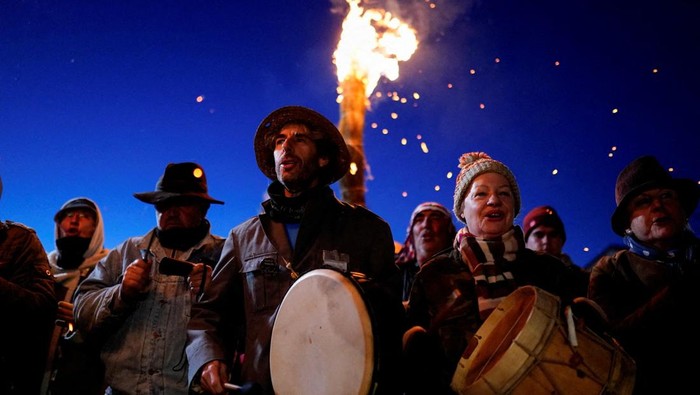 Penduduk Jarandilla de la Vera, Spanyol, merayakan festival Los Escobazos dengan api unggun menyala setiap tanggal 7 desember. Festival ini