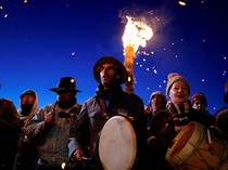 Uniknya Festival Pukul Sapu yang Menyala Api di Spanyol