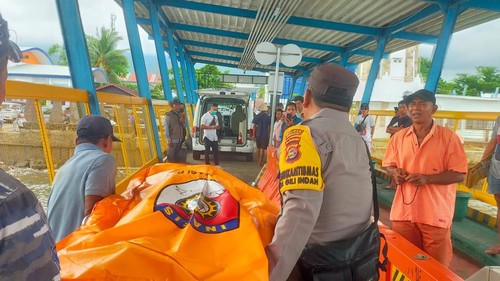 Evakuasi jenazah korban tewas gantung diri di sebuah restoran di Gili Air, Desa Gili Indah, Kecamatan Pemenang, Lombok Utara. (Humas Polres Lombok Utara).