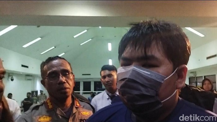 George, anak bos toko roti yang aniaya karyawati dihadirkan di Polres Jaktim. George menjawab no comment saat ditanya motif penganiayaan. (Kurniawan F/detikcom)