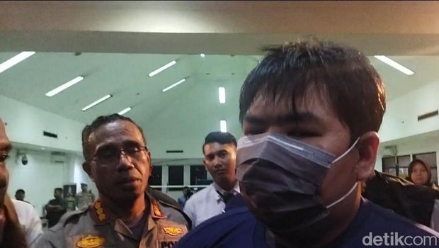 George, anak bos toko roti yang aniaya karyawati dihadirkan di Polres Jaktim. George menjawab 'no comment' saat ditanya motif penganiayaan. (Kurniawan F/detikcom)