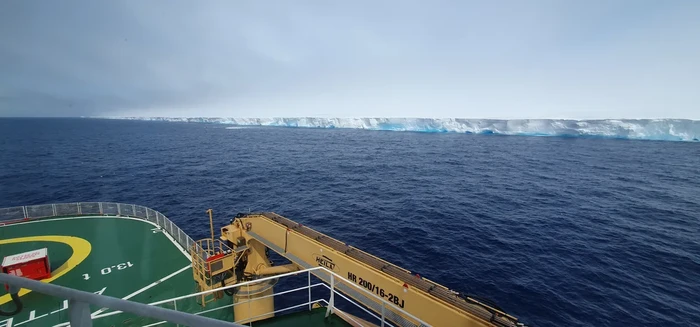 Gunung es A23a terlihat dari kapal RRS Sir David Attenborough pada akhir 2023.