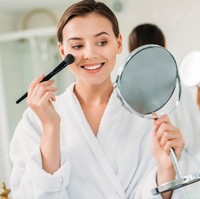 Spons Vs Kuas Makeup, Mana yang Lebih Bagus untuk Pakai Foundation?
