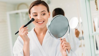 Spons Vs Kuas Makeup, Mana yang Lebih Bagus untuk Pakai Foundation?