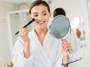 Spons Vs Kuas Makeup, Mana yang Lebih Bagus untuk Pakai Foundation?