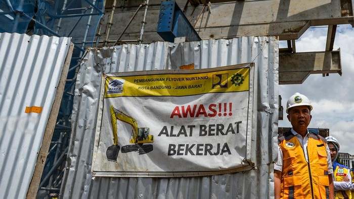 Kereta api melintas di samping proyek Jalan Layang Nurtanio di Andir, Bandung, Jawa Barat, Senin (16/12/2024). Ditjen Bina Marga Kementerian Pekerjaan Umum menargetkan proyek Jalan Layang Nurtanio yang ditujukan untuk mengurai kemacetan di Kawasan Andir tersebut akan selesai pada Mei 2025. ANTARA FOTO/Raisan Al Farisi /aww.