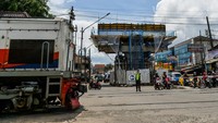 Kereta api melintas di samping proyek Jalan Layang Nurtanio di Andir, Bandung, Jawa Barat, Senin (16/12/2024).