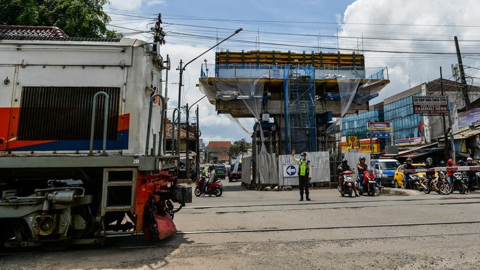 Kereta api melintas di samping proyek Jalan Layang Nurtanio di Andir, Bandung, Jawa Barat, Senin (16/12/2024). Ditjen Bina Marga Kementerian Pekerjaan Umum menargetkan proyek Jalan Layang Nurtanio yang ditujukan untuk mengurai kemacetan di Kawasan Andir tersebut akan selesai pada Mei 2025. ANTARA FOTO/Raisan Al Farisi /aww.