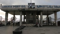 Pemandangan Pelabuhan Latakia saat pemindahan puing-puing kapal angkatan laut Suriah yang hancur akibat serangan udara Israel, Suriah, Minggu (15/12/2024).  