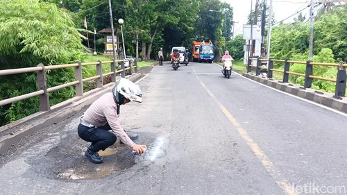 Salah satu titik jalan berlubang di Jalan Denpasar-Gilimanuk tepatnya di Kecamatan Melaya, Senin (16/12/2024). (I Putu Adi Budiastrawan/detikBali).