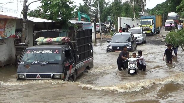 Massa menggeruduk Kantor Gubernur Sumatera Selatan. Mereka menuntut perbaikan Jalan Lettu Karim Kadir yang amblas selama bertahun-tahun.