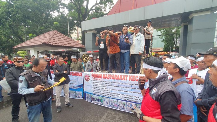 Massa menggeruduk Kantor Gubernur Sumatera Selatan. Mereka menuntut perbaikan Jalan Lettu Karim Kadir yang amblas selama bertahun-tahun.