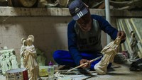 Suasana tempat pembuatan patung rohani di industri Algonz Collection. Orderan pembuatan patung rohani untuk tahun ini menurut Alamsyah sudah membaik.