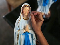Jelang Natal, Pesanan Patung Yesus-Bunda Maria Meningkat