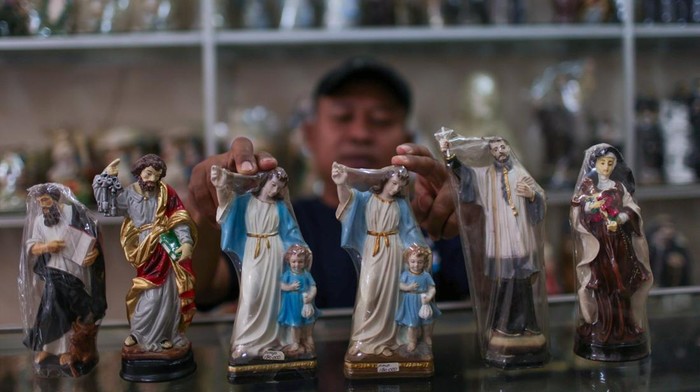 Jelang Natal, Pesanan Patung Yesus-Bunda Maria Meningkat Momen Natal membuat pesanan patung rohani meningkat. Perajin patung Yesus dan Bunda Maria di Tangerang Selatan (Tangsel) kebanjiran order.