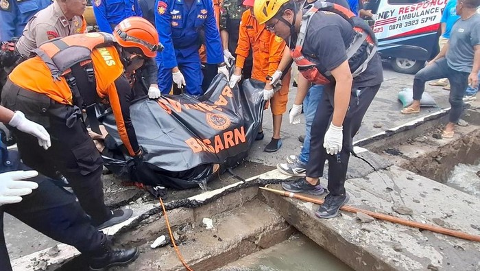 Jenazah pria pejalan kaki yang terperosok ke gorong-gorong Jalan Wates Km 11, Argorejo, Sedayu, Bantul, berhasil dievakuasi, Senin (16/12/2024).