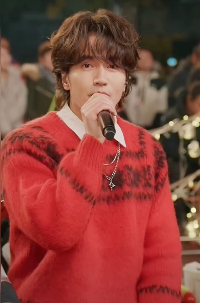 Penampilan Jerry Yan menyanyikan lagu soundtrack Meteor Garden Qing Fe De Yei ini viral di media sosial dan dibanjiri beragam komentar. Sebagian besar netizen salah fokus dengan wajah Jerry yang seolah tak menua. Foto: Dok. TikTok, Instagram Jerry Yan