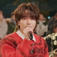 Penampilan Jerry Yan menyanyikan lagu soundtrack Meteor Garden Qing Fe De Yei ini viral di media sosial dan dibanjiri beragam komentar. Sebagian besar netizen salah fokus dengan wajah Jerry yang seolah tak menua. Foto: Dok. TikTok, Instagram Jerry Yan