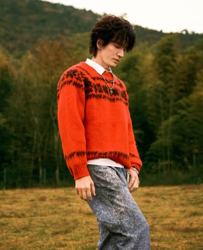 Jerry Yan terlihat segar dan tampan dalam balutan sweater oranye yang dipadukan dengan kemeja putih dan celana denim. Foto: Dok. TikTok, Instagram Jerry Yan