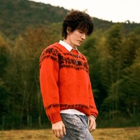 Jerry Yan terlihat segar dan tampan dalam balutan sweater oranye yang dipadukan dengan kemeja putih dan celana denim. Foto: Dok. TikTok, Instagram Jerry Yan