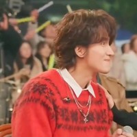 Saat Meteor Garden tayang pada 2001, lagu Qing Fe De Yei dibawakan oleh penyanyi Harlem Yu. Kini pada 2024, Jerry Yan menyanyikan lagu tersebut dan langsung viral membuat penonton Meteor Garden bernostalgia. Foto: Dok. TikTok, Instagram Jerry Yan