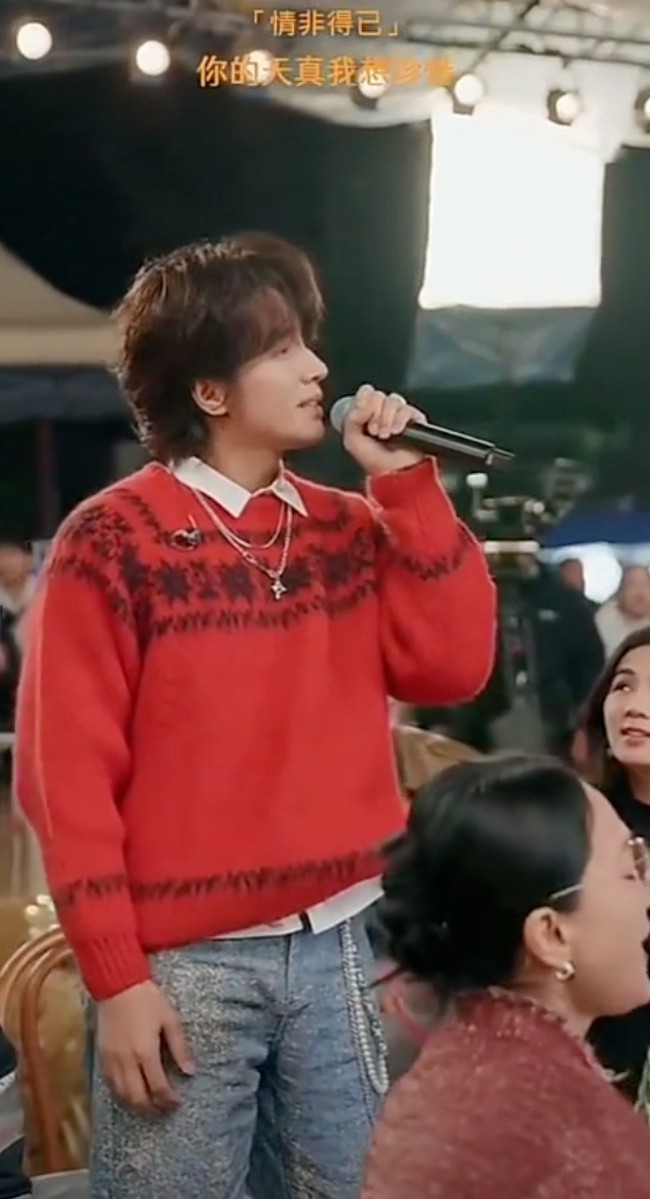 Setelah lama tidak muncul di publik melantunkan suaranya, Jerry Yan kali ini tampil membawakan lagu soundtrack serial yang mempopulerkan namanya, Meteor Garden. Jerry menyanyikan lagu Qing Fe De Yei. Foto: Dok. TikTok, Instagram Jerry Yan