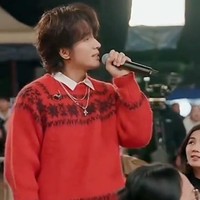 Setelah lama tidak muncul di publik melantunkan suaranya, Jerry Yan kali ini tampil membawakan lagu soundtrack serial yang mempopulerkan namanya, Meteor Garden. Jerry menyanyikan lagu Qing Fe De Yei. Foto: Dok. TikTok, Instagram Jerry Yan