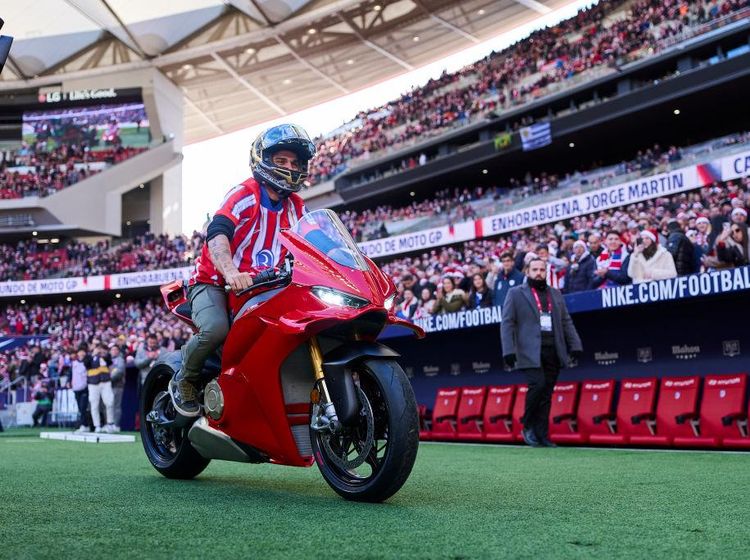 Brum, brum! Momen Jorge Martin Motoran Masuk Lapangan Bola