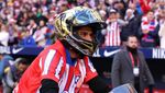 Brum, brum! Momen Jorge Martin Motoran Masuk Lapangan Bola