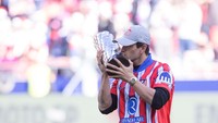Markas Atletico ikut menjadi tempat yang disinggahi Jorge Martin dalam parade selebrasi merayakan gelar juara dunia MotoGP 2024. Foto: NurPhoto via Getty Images/NurPhoto