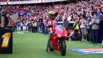 Brum, brum! Momen Jorge Martin Motoran Masuk Lapangan Bola